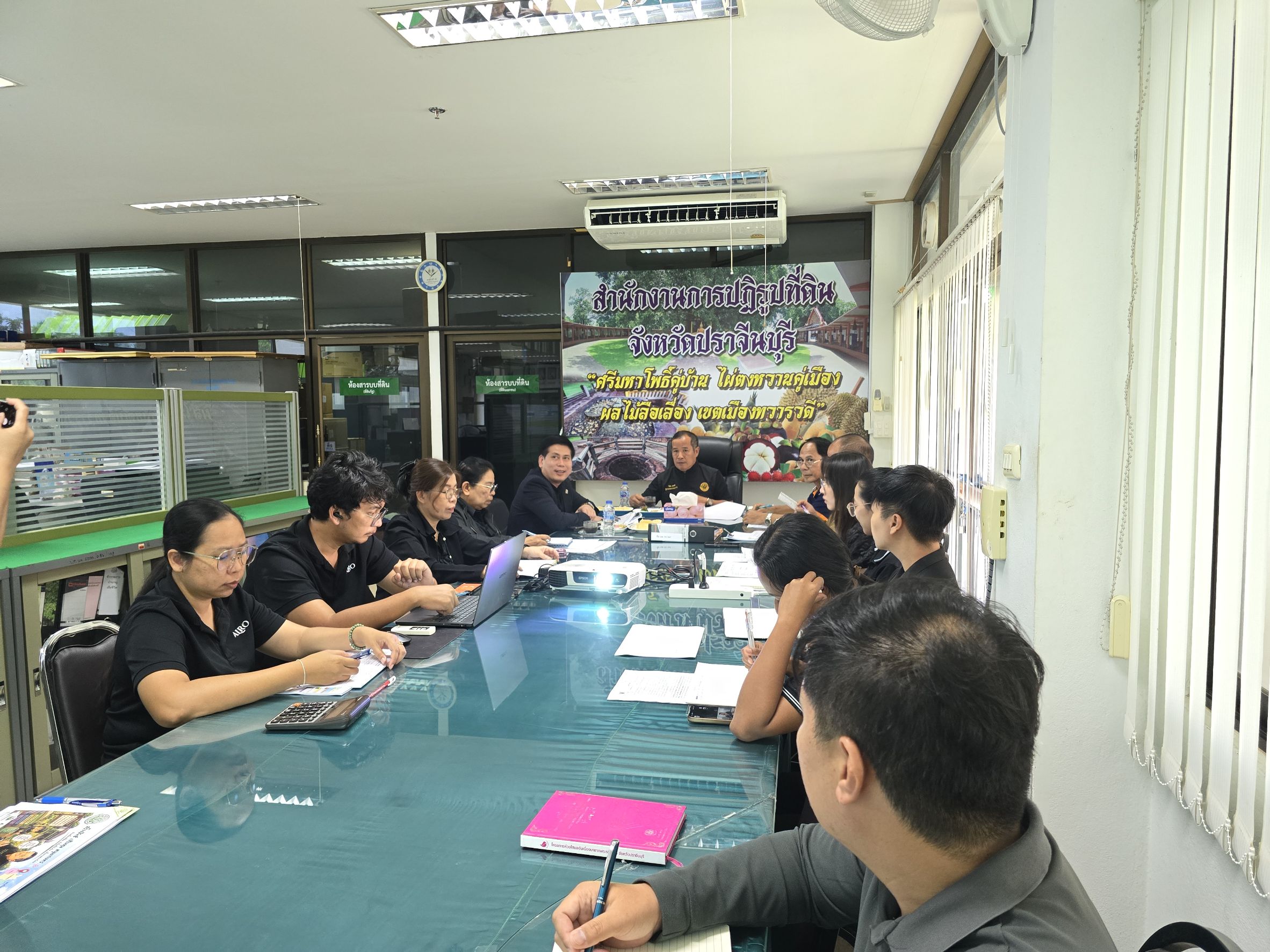 title - วันที่ 13 สิงหาคม 2569 เวลา 14.00 น. นายวิทูล ประดิษฐบุญ ปฏิรูปที่ดินจังหวัดปราจีนบุรี พร้อมด้วย ผู้อำนวยการกลุ่ม/ฝ่าย และเจ้าหน้าที่ ส.ป.ก.ปราจีนบุรี ให้การต้อนรับและเข้าร่วมประชุมพร้อมรายงานผลการดำเนินงานตามแผนงาน/โครงการ ผลการเบิกจ่ายเงินงบประมาณ ประจำปีงบประมาณ พ.ศ. 2569 และรายงานปัญหาอุปสรรค